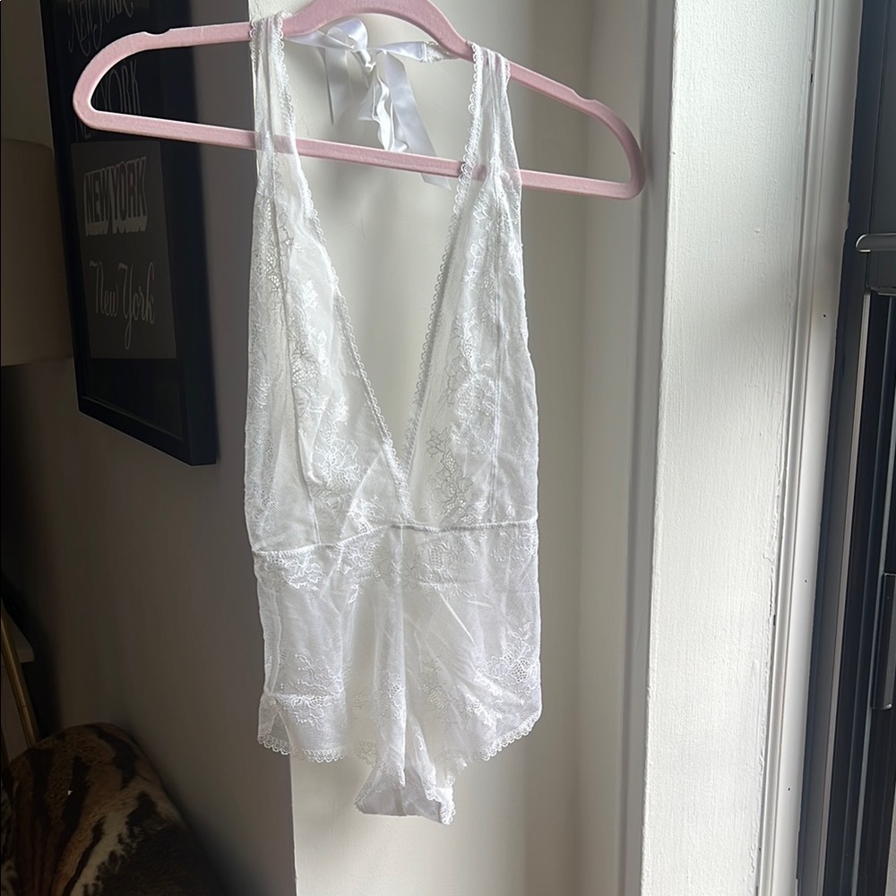 ***NWT*** Chic White Lace Bodysuit‎